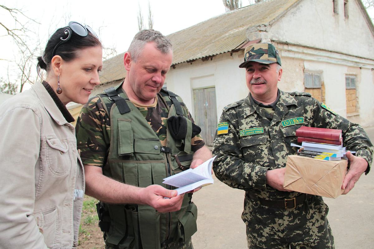 Анжела Литвиненко з українськими військовими. 2014 рік